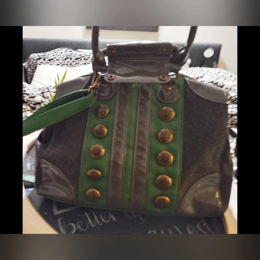 Nila Anthony Green/Grey purse
